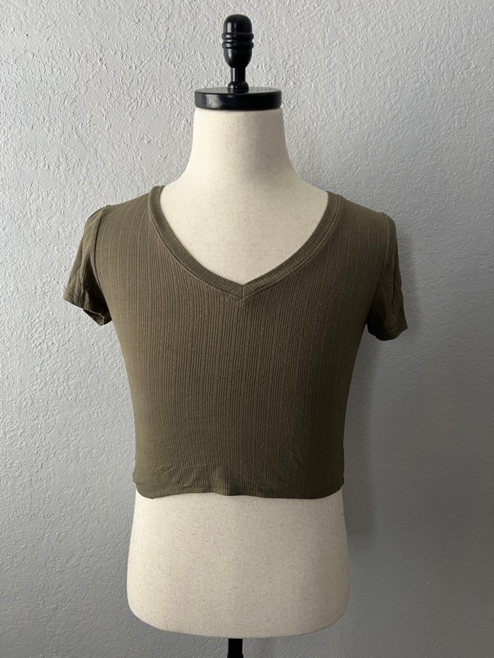 Bozzolo Olive V-Neck Ribbed Crop Top